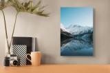 Tablou Canvas, "Reflecția muntelui &icirc;n lacul alpin", Munte, Zăpadă, Reflecție, Cer, Liniște, Natură, Măreție, Frig, Frumusețe, Puritate, 26 x 39 cm, CM