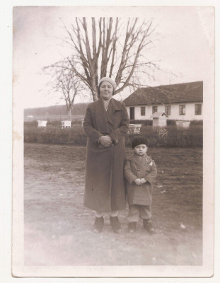 fotografie mama cu copil insigna militara foto