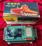 Space Tank anii 60 Jucărie cu baterii China &icirc;n cutia originală, Tanc ME091 &icirc;n stare de funcționare, 25 cm lungime