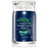 Yankee Candle Lakefront Lodge lum&acirc;nare parfumată Signature 567 g