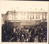 P1546 Fotografie din centrul orașului Oradea de la una din marile manifestații antirevizioniste de la mijlocul anilor 1930 ținute &icirc;n oraș