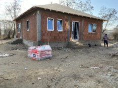 Propietar vand 2 case de 100 mp utili fiecare si 500-525 mp curte. foto