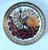 Farfurie ceramica, Hand Made By LINDOS Keramik Rodos Greece, portelan Grecia, vintage anii 70, 18cm diametru, model cu paun, colorat, si auriu