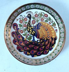 Farfurie ceramica, Hand Made By LINDOS Keramik Rodos Greece, portelan Grecia, vintage anii 70, 18cm diametru, model cu paun, colorat, si auriu