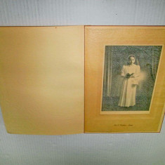 3358-Foto Kabinet veche-E. Vandoren-Fetita in rochie alba rugandu-se.