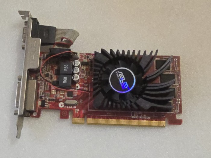 Placa video ASUS Radeon&trade; R7 240, 2GB DDR3, 128-bit - poze reale