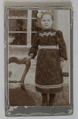 FOTOGRAFIE C.D.V. , FETITA LANGA SCAUN , AUTOR NEPRECIZAT , CCA. 1900 foto