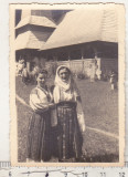 Bnk foto Femei in costume populare - Biserica de lemn Bran - august 1941, Alb-Negru, Romania 1900 - 1950, Cladiri
