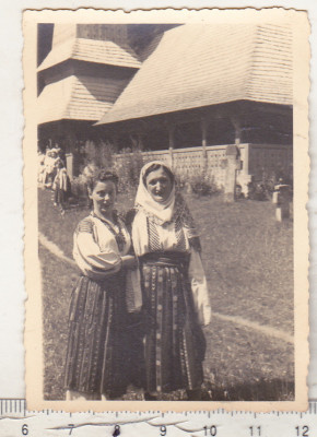 bnk foto Femei in costume populare - Biserica de lemn Bran - august 1941 foto