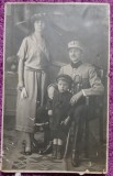 Fotografie tip Carte Postala, Locotenet al armatei romane impreuna cu sotia si baiatul, 1921