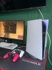 V&acirc;nd PlayStation 5 Digital &ndash; 825 GB + 2 manete (albă și roșie)