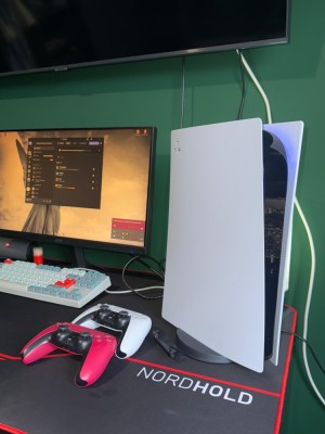 V&amp;acirc;nd PlayStation 5 Digital &amp;ndash; 825 GB + 2 manete (albă și roșie) foto