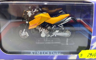 Macheta motocicleta KTM lc8 Duke scara 1/18 foto