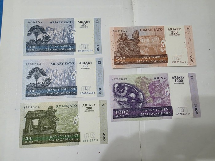 bancnote madagascar 5 v. 2004