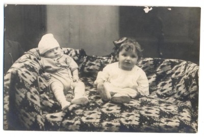 AD 1730 C.P.VECHE- COPII IN TINUTA DE EPOCA - FOTO ELISE NOVAC -GALATI foto