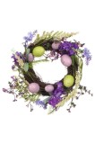 Coroană decorativă de Paște și primăvară, &icirc;mpodobită cu ouă, lavandă, flori multicolore, iarbă, 25 cm