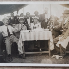 Barbati band bere la o terasa, cu lautari in fundal// foto tip CP 1937