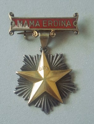 Ordinul Titlul de Mama Eroina, model R.P.R., prima varianta cu steaua din aur și placa din argint. foto