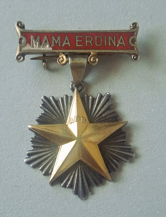 Ordinul Titlul de Mama Eroina, model R.P.R., prima varianta cu steaua din aur și placa din argint.