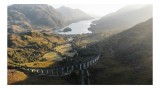 Tablou Canvas, "Viaductul prin văile muntoase misterioase", Vedere, Munți, Apus, Viaduct, Lac, Peisaj, Natură, Dealuri, R&acirc;uri, Cer, Căi Ferate, Verdea