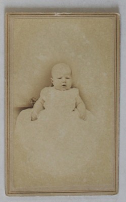 FOTOGRAFIE C.D.V. , STUDIO F. FORSHEW , HUDSON , N. Y , BEBELUS CU ROCHIE ALBA , SFARSITUL SEC. XIX foto