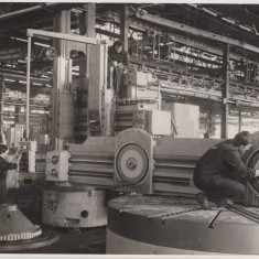 M1 A 23 - FOTO - Fotografie foarte veche - din comunism - in uzina - anii 1970