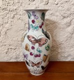VAZA DIN PORTELAN CHINEZESC- DECORATA CU DESEN CU FLUTURI SI CAPSUNI H25,5cm
