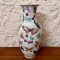 VAZA DIN PORTELAN CHINEZESC- DECORATA CU DESEN CU FLUTURI SI CAPSUNI H25,5cm