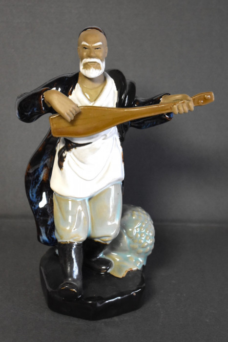 Statueta din ceramica smaltuita Sanjiang China - Chinez muzicant - anii 1970