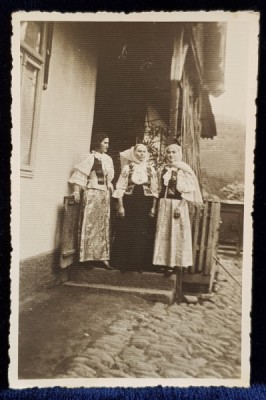 TREI FEMEI IN COSTUME POPULARE ARDELENESTI , POZAND IN PRIDVOR , CARTE POSTALA ILUSTRATA , MONOCROMA , NECIRCULATA , PERIOADA INTERBELICA foto