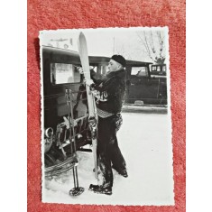 Fotografie tip carte postala, barbat pregatind schiurile, 1934