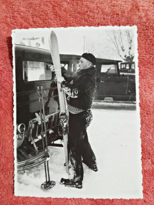 Fotografie tip carte postala, barbat pregatind schiurile, 1934 foto