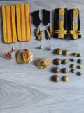 Lot &icirc;nsemne militare RSR &ndash; Epoleți, steme caschetă, nasturi și accesorii uniformă