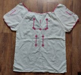 Ie brodata manual bumbac marime M-L, bluza etno traditionala motive geometrice fucsia