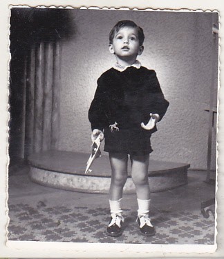 bnk foto - Copil cu jucarie foto