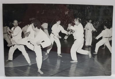 DEMONSTRATIE DE KARATE LA SALA FLOREASCA , FOTOGRAFIE , INCEPUTUL ANILOR &amp;#039; 90 foto