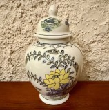 VAS CU CAPAC DIN PORTELAN- DECORATED IN HONG KONG H16cm