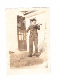 Foto mica violonist, nedatata, stare buna, dantelata, Alb-Negru, Romania 1900 - 1950, Muzica