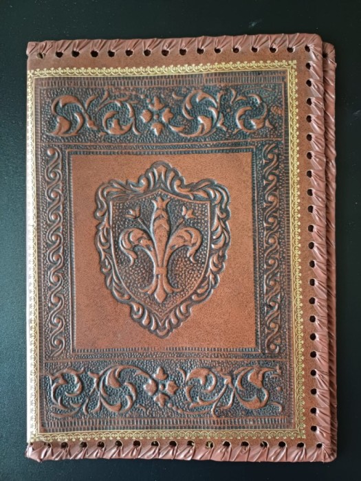 NI28 Coperți din piele artificială cu model ambutisat și aurit