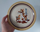 Farfurie ceramica veche romaneasca pentru copii, anii 80, facute la Sighisoara, Romania, cu decor cu Tom si Jerry,