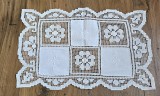 MICUT CENTRU DE MASA VINTAGE DIN BUMBAC ALB CU BRODERIE SI TEHNICA FILET