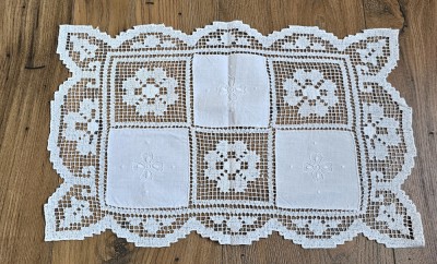 MICUT CENTRU DE MASA VINTAGE DIN BUMBAC ALB CU BRODERIE SI TEHNICA FILET foto