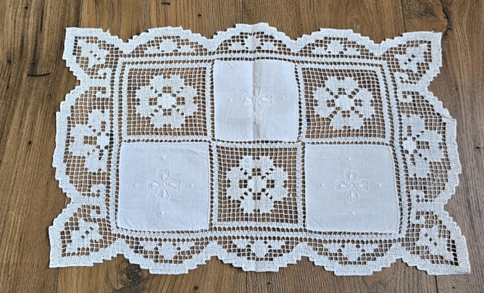 MICUT CENTRU DE MASA VINTAGE DIN BUMBAC ALB CU BRODERIE SI TEHNICA FILET