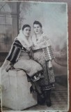 Fotografie tip carte postala, doua femei in port popular romanesc, perioada interbeliac