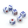 Set 50 zaruri albe cu puncte albastre si rosii, 13 mm, pentru jocuri de societate sau jocuri de noroc