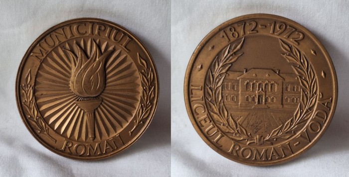 medalia Municipiul ROMAN &amp; Liceul Roman Voda 1872-1972 medalie veche