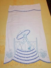 Peretar de bucatarie vechi femeie cu umbrela cusut brodat de mana pe panza