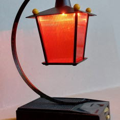 Lampa metal tip felinar rosu cu aparat radio, functionala, vintage retro 1970