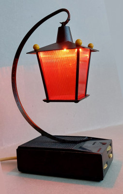 Lampa metal tip felinar rosu cu aparat radio, functionala, vintage retro 1970 foto