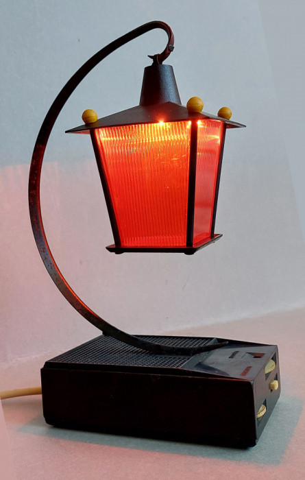Lampa metal tip felinar rosu cu aparat radio, functionala, vintage retro 1970